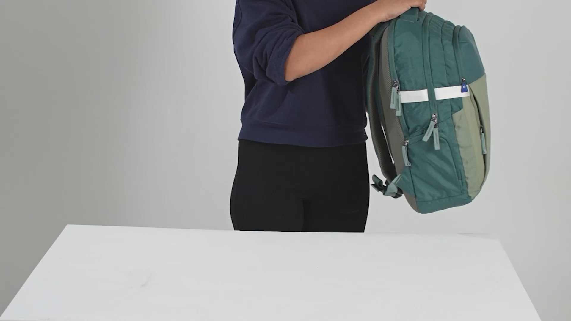 Load video: Urban Astute Laptop Bag 30L (Inkbyte Blue)